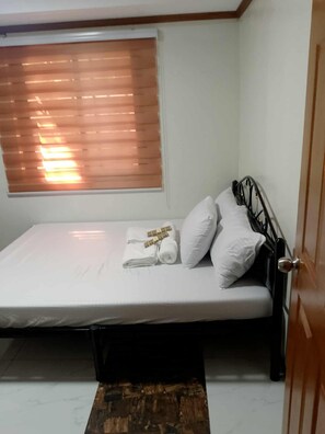 3 bedrooms, iron/ironing board, free WiFi, bed sheets - Location! Spacious! and Price! – We've Got It Covered! (Silang)
