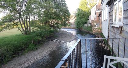 Riverbank Cottage River Ehan, Double Balcony