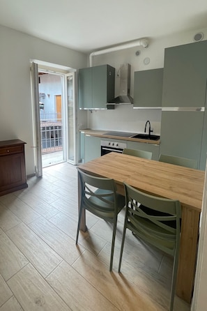 Kylskåp, mikrovågsugn, ugn och spishäll