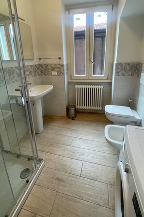 Dusche, Haartrockner, Handtücher