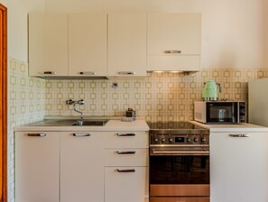 Fridge, microwave, oven, cookware/dishes/utensils