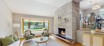 Naperville Spacious Nest - 3BDR / 2.5 BTHR