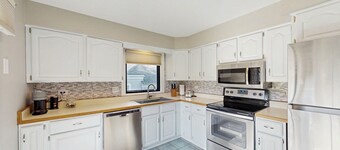 Comfortable Naperville Escape – Close to Downtown & Train!