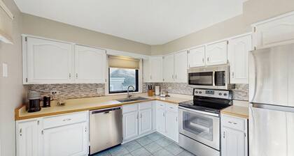 Comfortable Naperville Escape – Close to Downtown & Train!