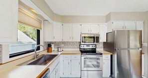 Een microgolfoven, een oven, een kookplaat, een vaatwasser