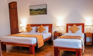 Habitación triple Deluxe | Ropa de cama de alta calidad y camas con efecto memoria 