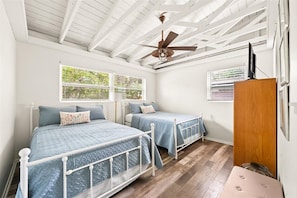 3 bedrooms, iron/ironing board, WiFi, bed sheets - Palm Paradise (Cocoa Beach)