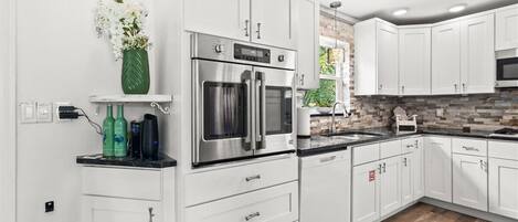 Microondas, horno, parrilla de estufa y lavavajillas