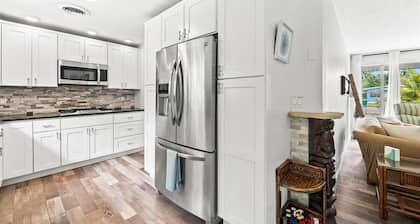 Palm Paradise - Heated Pool, Walk to Beach & Downtown Cocoa Beach