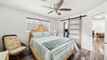 3 bedrooms, iron/ironing board, WiFi, bed sheets