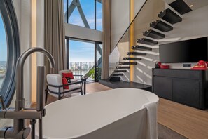 Luxe appartement | Woonruimte | Een 43-inch televisie met premium tv-zenders