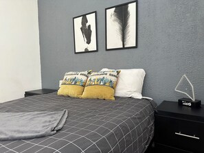 2 chambres, fer et planche à repasser, Wi-Fi, draps fournis