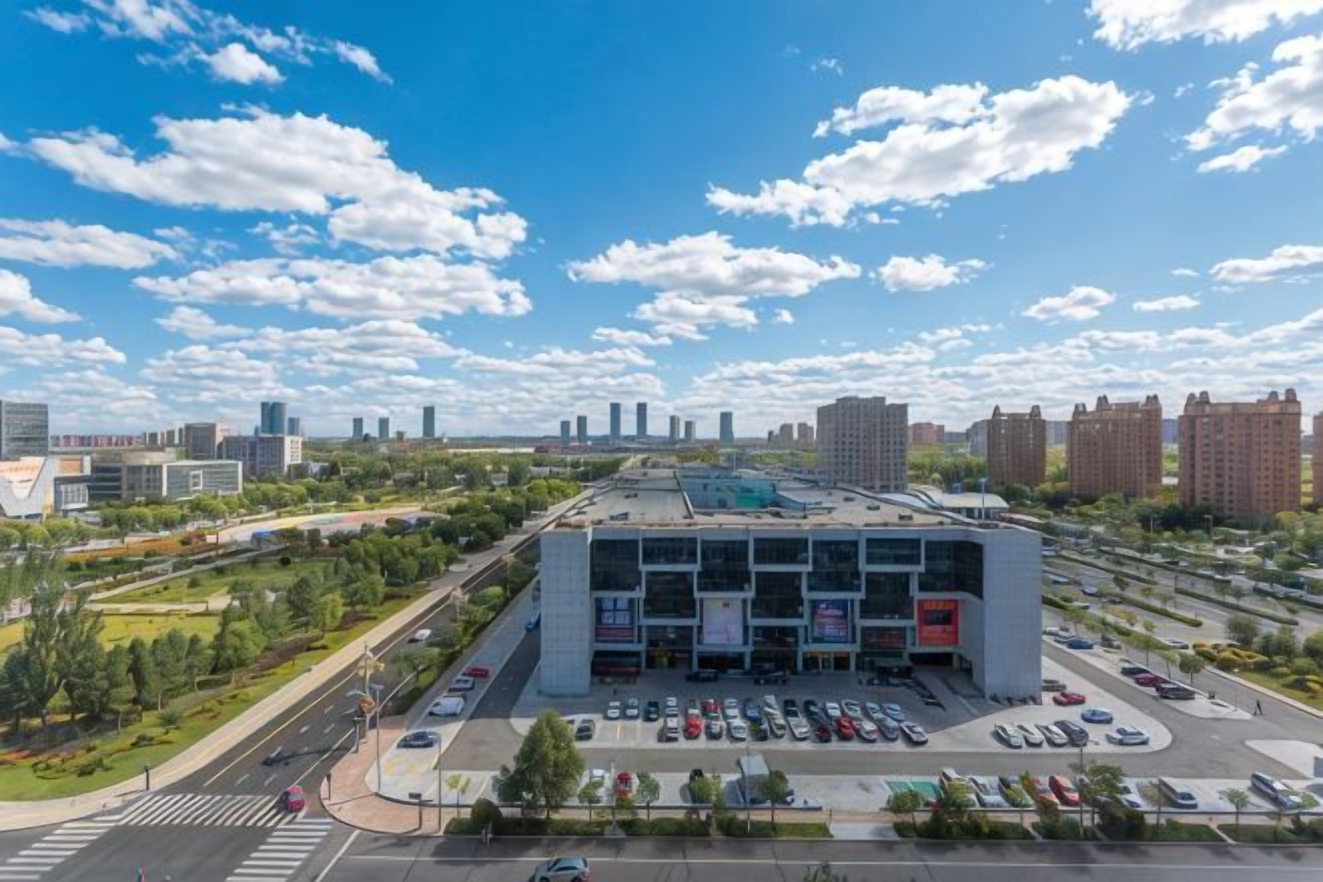Un bâtiment moderne doté d’un parking et offrant une vue dégagée sur le paysage urbain.
