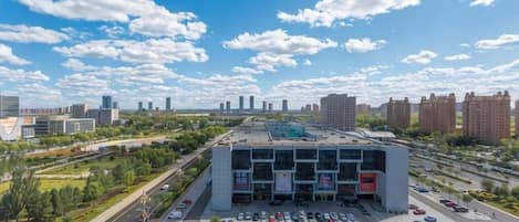 Un edificio moderno con estacionamiento y vistas despejadas del horizonte de la ciudad.