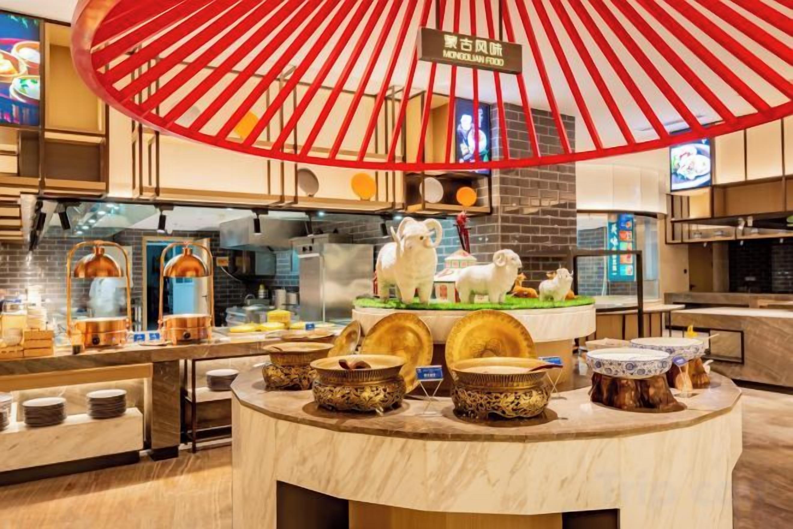 Interior de restaurante con una isla central, una estructura con forma de paraguas rojo y un letrero con el nombre.