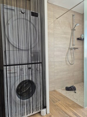 Douche, sèche-cheveux, serviettes fournies, savon