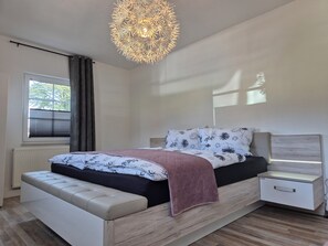 2 soverom, strykejern/-brett, reiseseng for barn og wi-fi (inkludert)