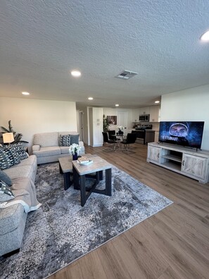 Smart TV - Charming 3-bedroom house with WiFi and AC in Downtown St. Petersburg (St. Petersburg)