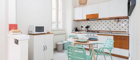 Køleskab, mikrobølgeovn, ovn, kogeplade