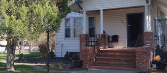 Spacious 5-bedroom house in marvelous Miles City with WiFi, AC