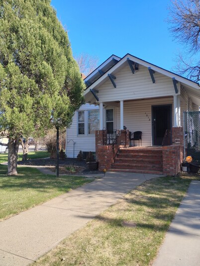 Spacious 5-bedroom house in marvelous Miles City with WiFi, AC