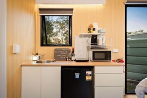 Réfrigérateur, micro-ondes, plaque de cuisson, grille-pain