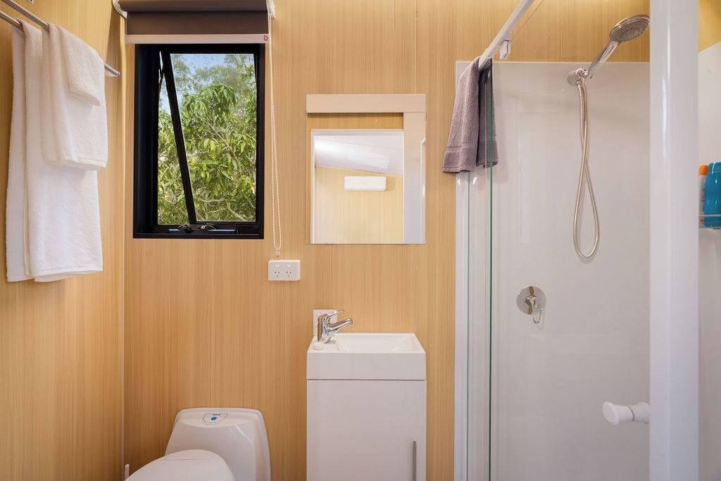 Regadera, secadora de cabello, toallas 