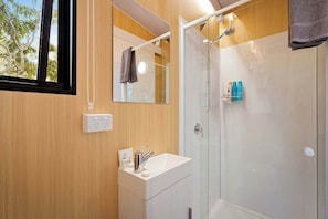 Een douche, een haardroger, handdoeken