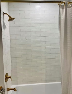 Hårtørrer, håndklæder, Sæbe, Toiletpapir