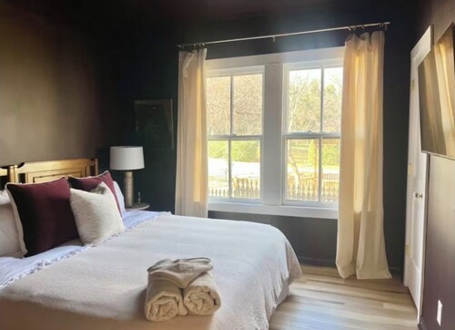 The Quaint Quarters-Oakwood/ Modern Chic- Pets OK