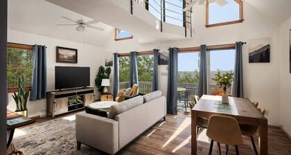 Chalet w Hot Tub, Fire Pit, Deck, Grill & Games