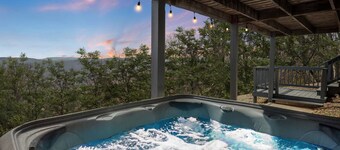 Cozy cabin w/hot tub & fire pit