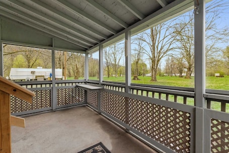 Property grounds. Wood Stove, Fire Pit, Grill & 2 Mins to River