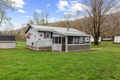 Wood Stove, Fire Pit, Kayaks - 2 Min Walk to River