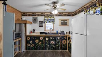 Jääkaappi, mikroaaltouuni, uuni, liesi