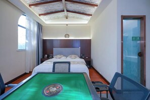 A hotel room with a bed, a pool table, and a door with a sign. - Fuchun Ju Yayue Hotel (Wusongkou International Cruise Port) (Shanghai)