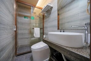 A modern bathroom with a glass shower enclosure, a white sink, and a marble countertop. - Fuchun Ju Yayue Hotel (Wusongkou International Cruise Port) (Shanghai)