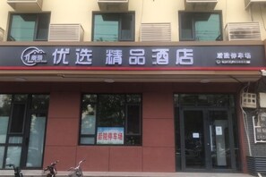 Un escaparate con un cartel que indica que es una joyería.