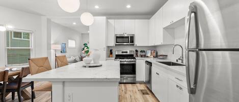 Refrigerador, microondas, horno, placa de cocina