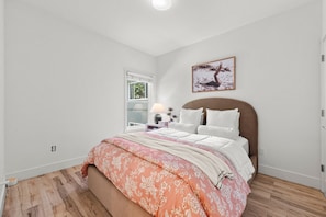 2 bedrooms, travel cot, WiFi, bed sheets - Tranquil Midtown Haven with Tree-Lined Charm (Sacramento)