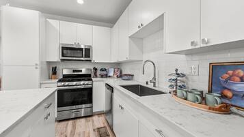 Kylskåp, mikrovågsugn, ugn och spishäll