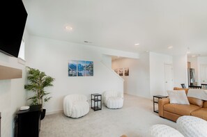 Smart TV, fireplace