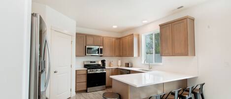 冷蔵庫、電子レンジ、オーブン、コンロ