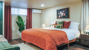 A hotel room with a bed, bedside table, lamp, and a painting on the wall. - Spa Bath 20 Min to  Lincoln Financial Field + Dedicated Parking + City Access (Philadelphia)