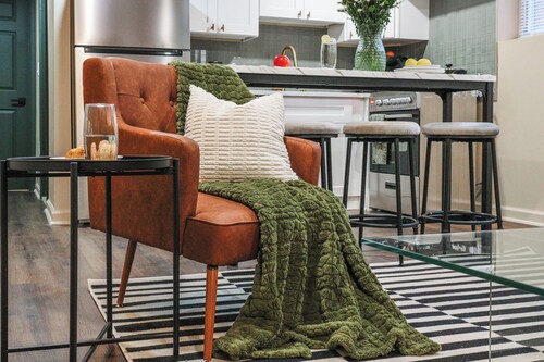 Hushaven Spa Bath, Step Free + Private Parking + Sofa Bed + Easy City Access