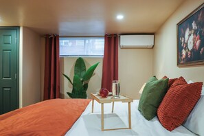 1 chambre, bureau, fer et planche à repasser, lit parapluie
