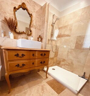 Shower, hair dryer, towels, soap - Mas in Drôme provençale with swimming pool (La Baume-de-Transit)