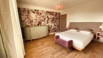 4 bedrooms, desk, WiFi, bed sheets