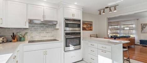 Refrigerador, microondas, horno, placa de cocina