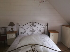 4 Schlafzimmer, Schreibtisch, Bügeleisen/Bügelbrett, Reisekinderbett